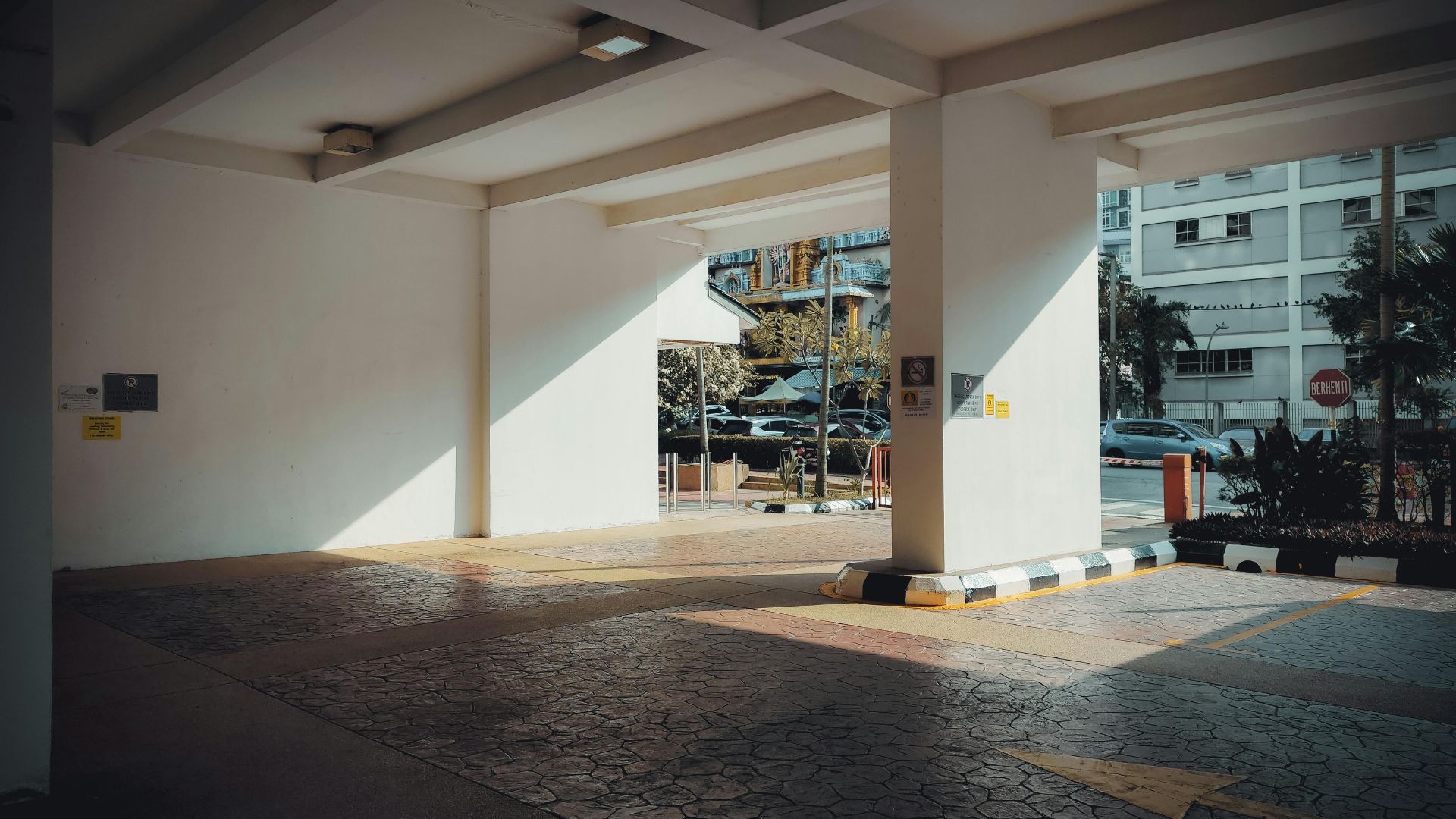 The Complete Guide to Garage Door Materials: Comparing Steel, Wood, Aluminum, and Composite Options - image 3